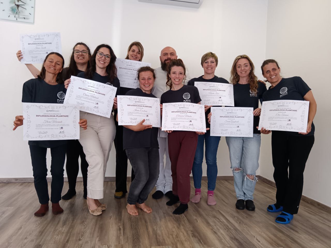Gruppo di allievi con attestati del corso di Riflessologia Plantare Punto Riflesso