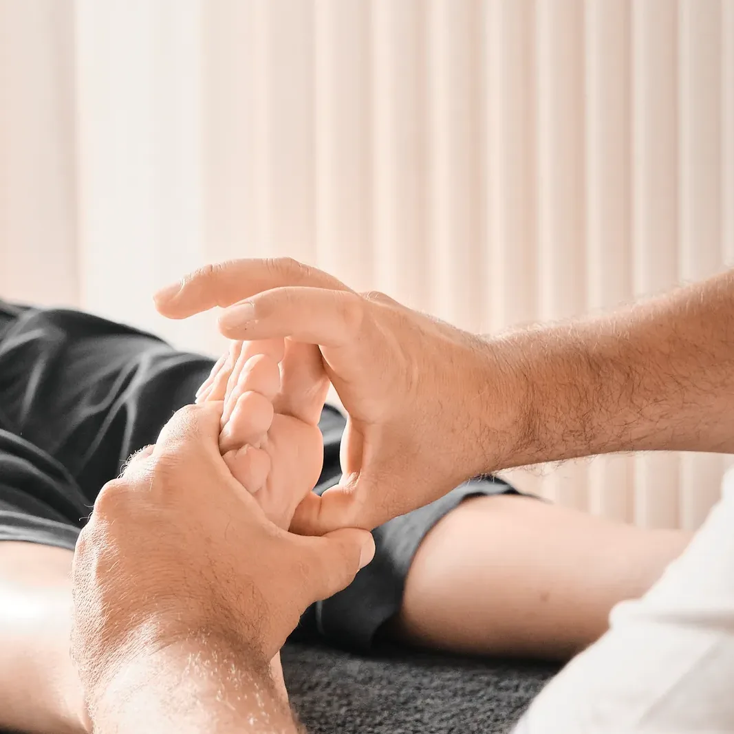 Le mani di Cristian Bresadola durante un trattamento di riflessologia plantare
