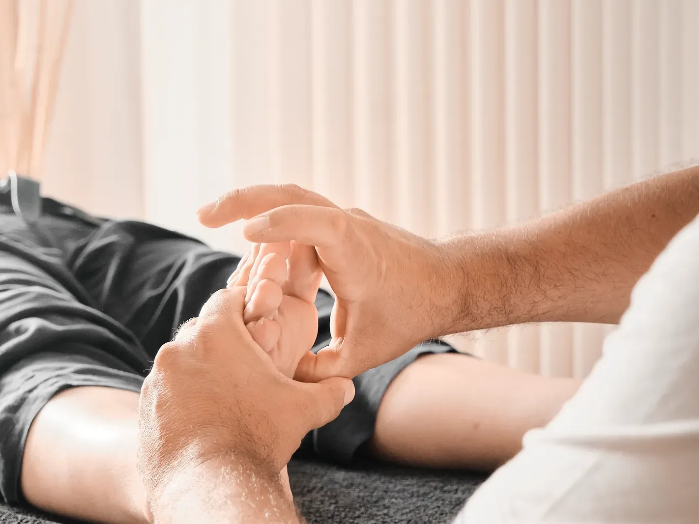 Le mani di Cristian Bresadola durante un trattamento di riflessologia plantare
