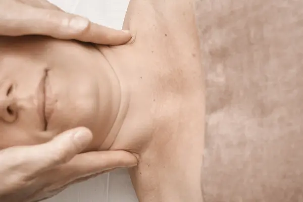 Mani leggere sul collo nel drenaggio linfatico