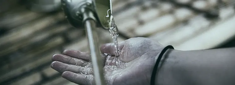 Acqua che scorre sulle mani: il gesto quotidiano